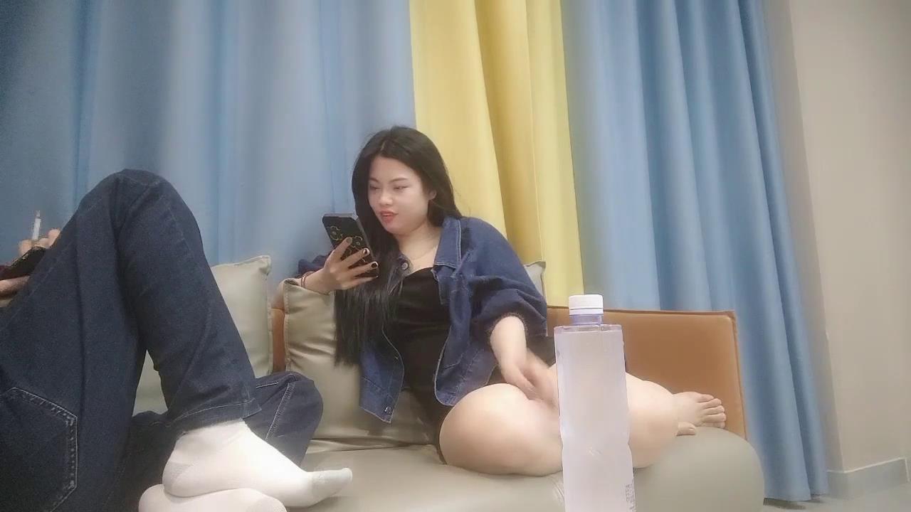 小马循环同城约炮丰满牛仔妹,善用深喉!