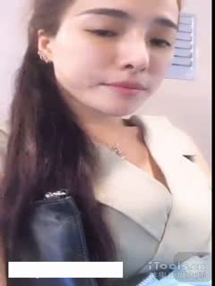 大胆女主播阳光女孩兰轩儿竟在高铁上直播道具插穴,真够拼的,结果被官方发现秒封,清晰对白